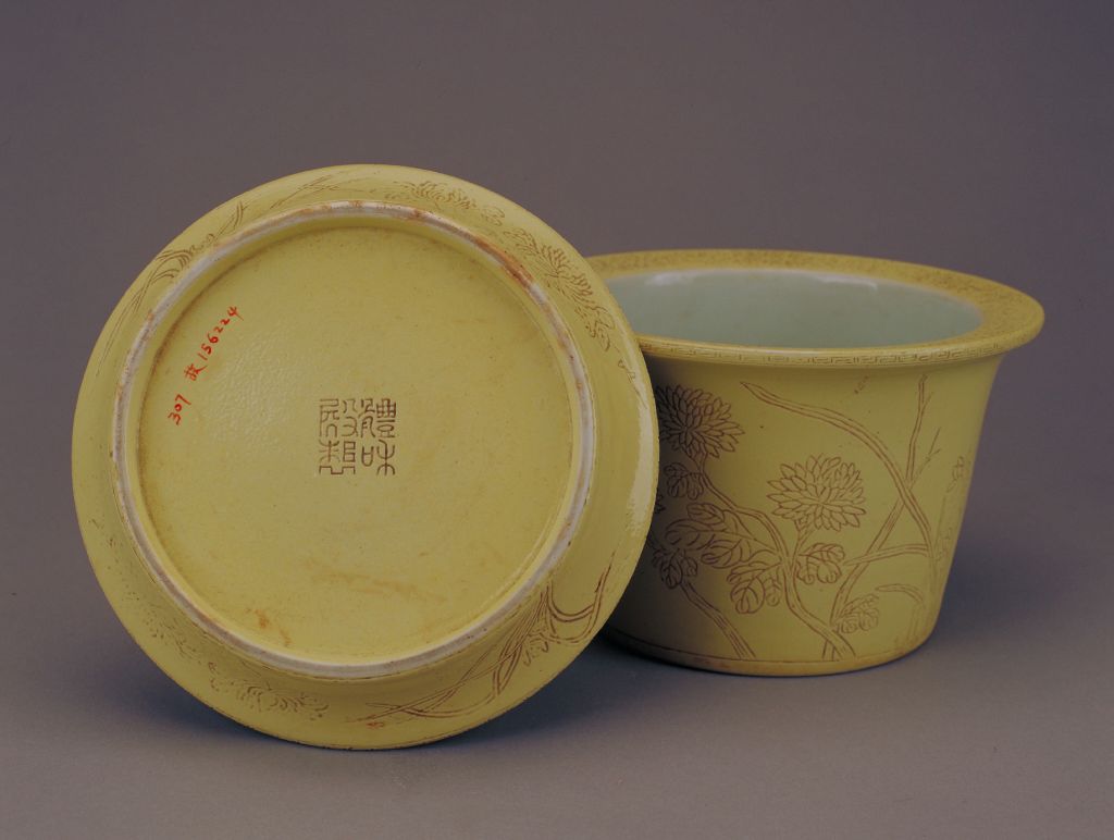 图片[2]-Yellow glaze carved round flowerpot with folded branches and flowers, toilet box-China Archive